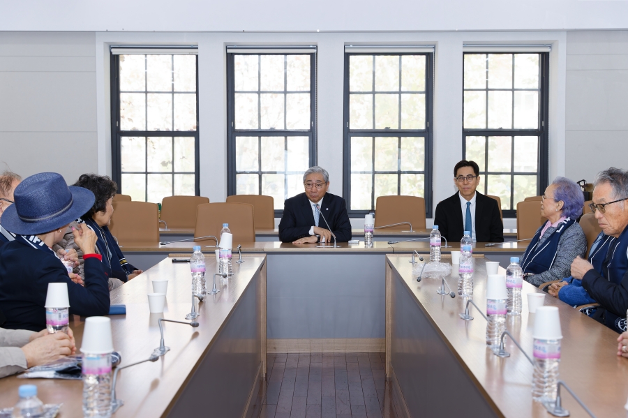 &apos;의과대학 1970 졸업 동창 모교 방문&apos; 행사(_EO_948010월 27일 의과대학 1970 졸업 방문.jpg) 관련사진1