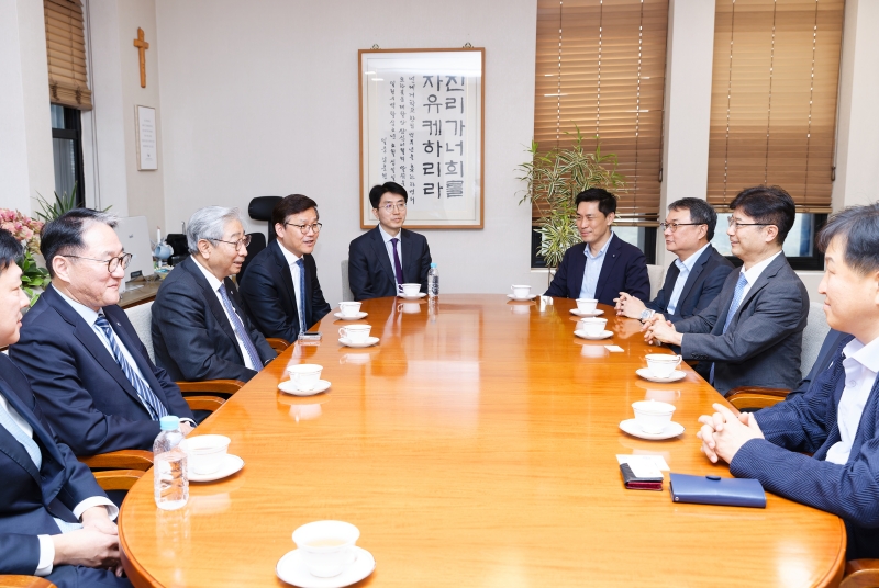 삼일회계법인 및 PwC컨설팅 동문 파트너 기부금 전달식(_EO_9952 10월 30일 삼일회계법인 동문 기금전달식.jpg) 관련사진1